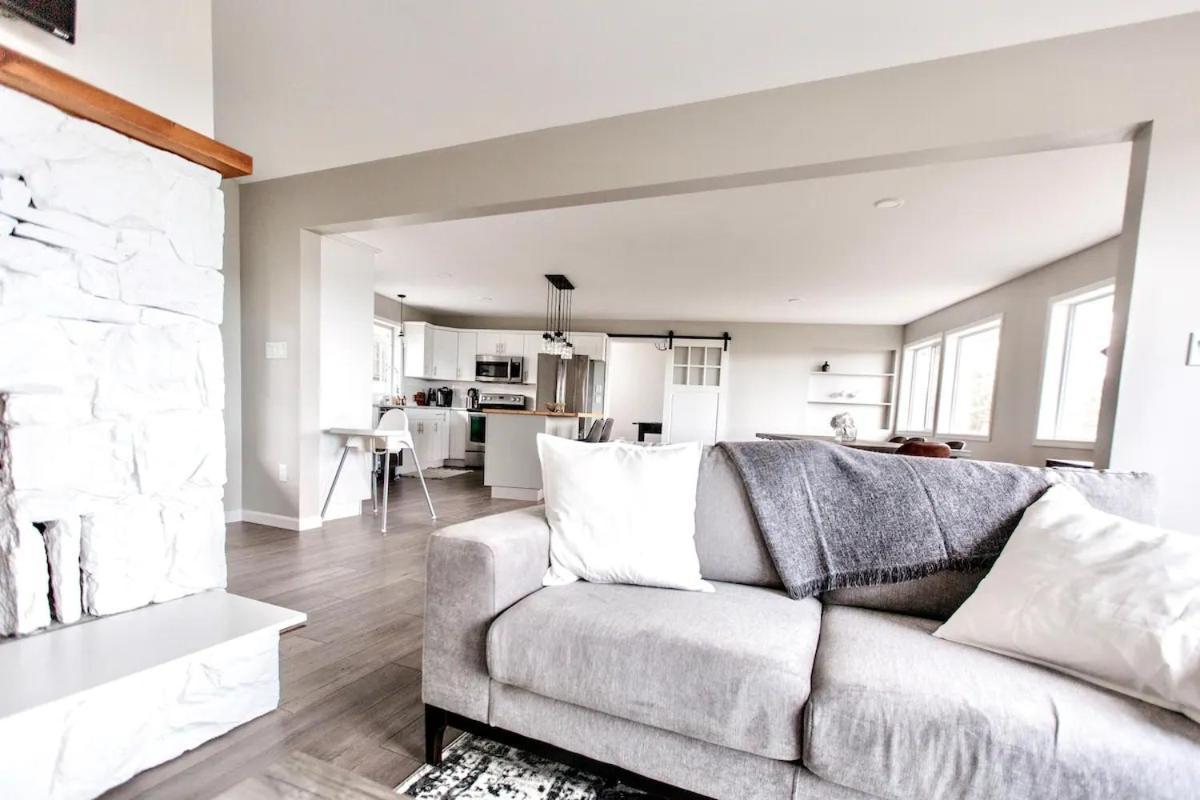 Stunning Home With Amazing Views Near The City Victoria Exterior photo
